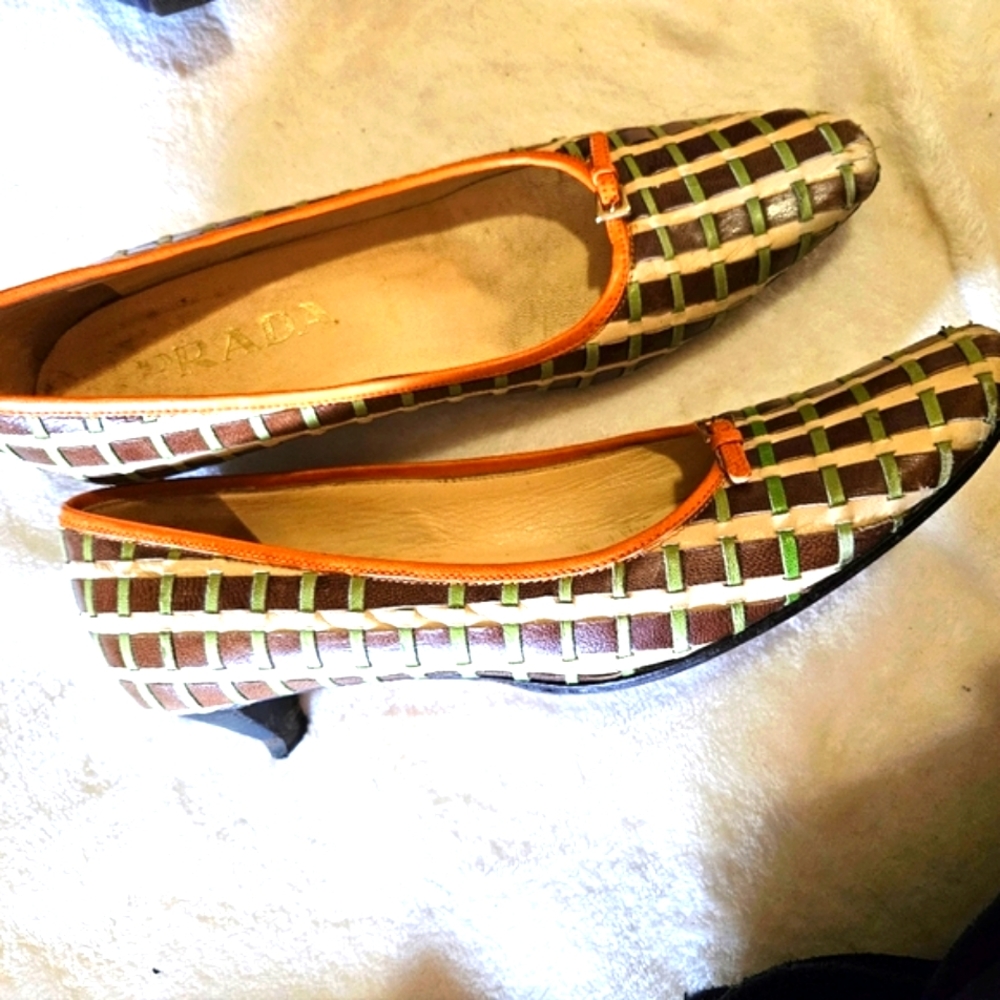Prada Women's kitten heel leather shoes. SIZE 5. PERFECT CONDITION. Gorgeous 😍